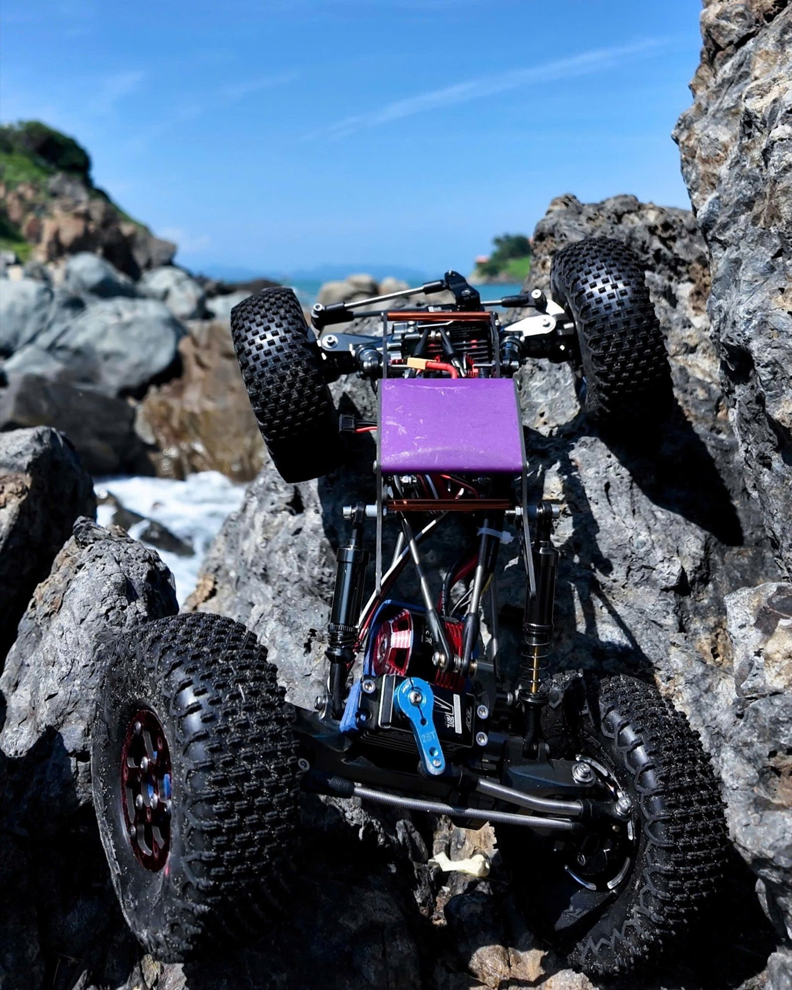 9C crawler in a grip test on rock